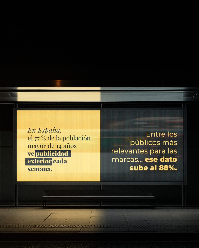 Imagen de un soporte de publicidad exterior retroiluminado con datos sobre la publicidad exterior en un gráfico: un 77% del público ve publicidad exterior cada semana. Un 88% del público más interesante para las marcas lo hace también.