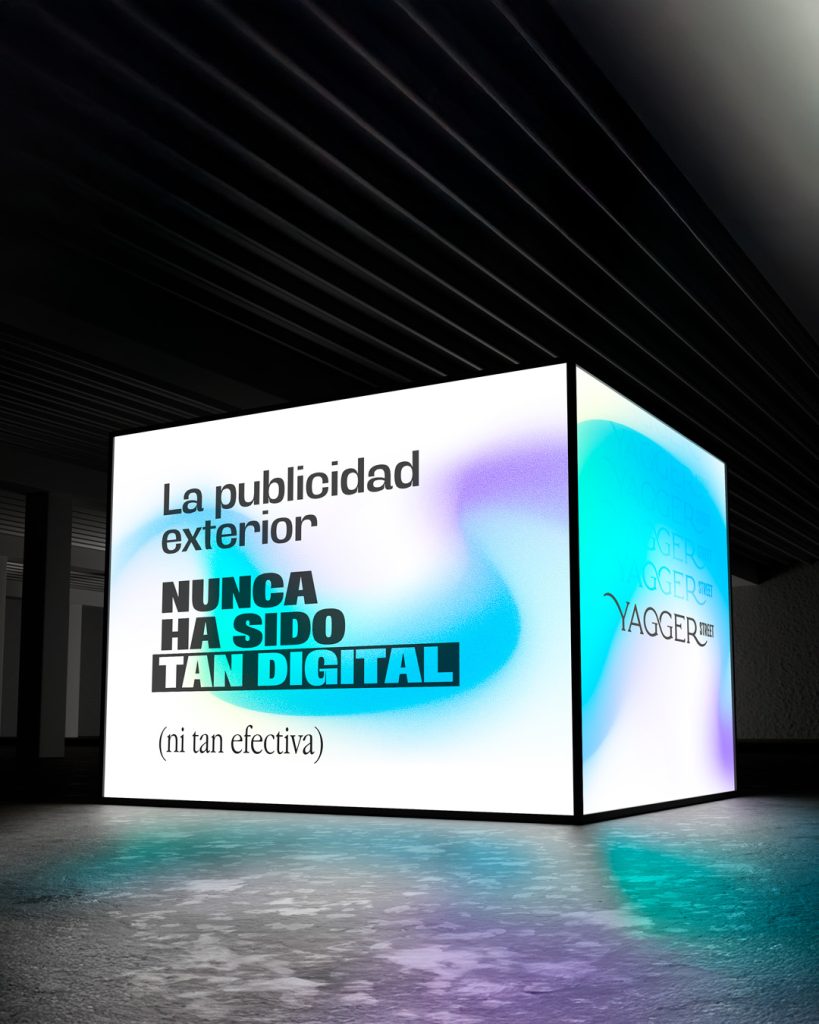 Una imagen de un soporte de publicidad iluminado ofrece un mensaje: LA PULICIDAD EXTERIOR NUNCA HA SIDO TAN DIGITAL NI TAN EFECTIVA