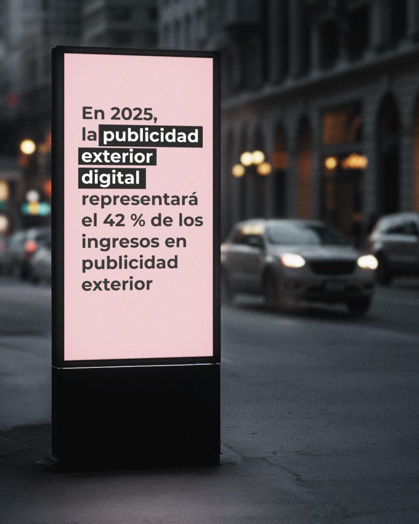 Mockup de un muni digital que ofrece el dato de que en 2025 un 42% de los ingresos en publicidad exterior será en publicidad digital.